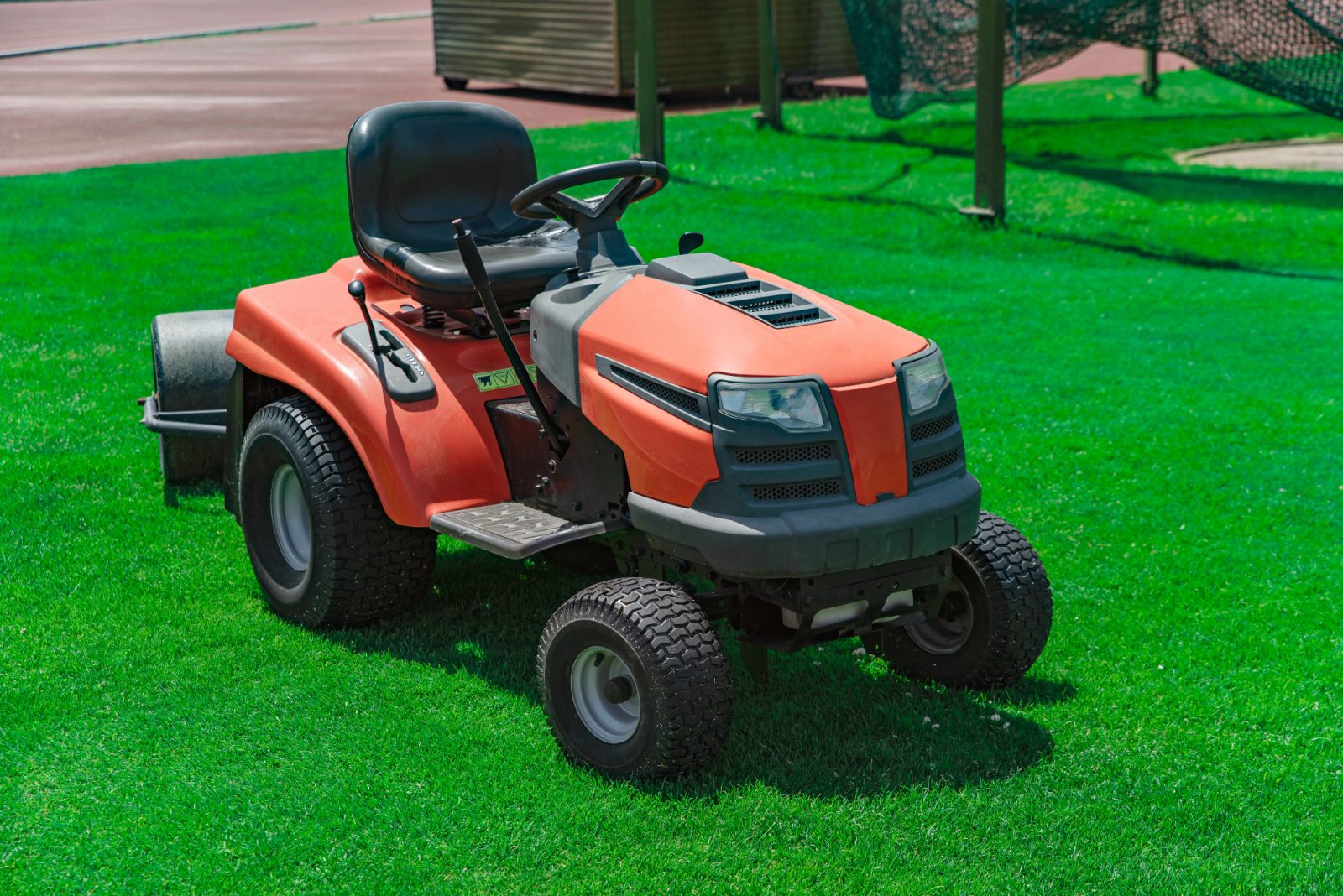 V veliko pomoč na vrtu, je lahko vrtni traktor, s katerim hitreje in z manj truda pokosiš večje trate