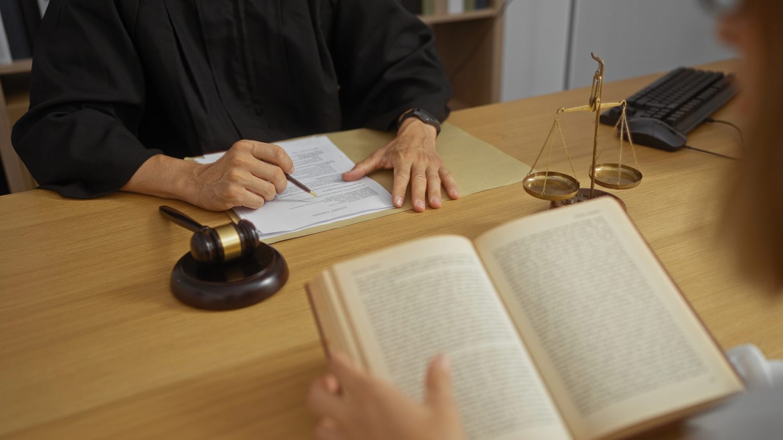 Zakaj je pravno tolmačenje ključnega pomena in v katerih situacijah se najpogosteje pojavlja